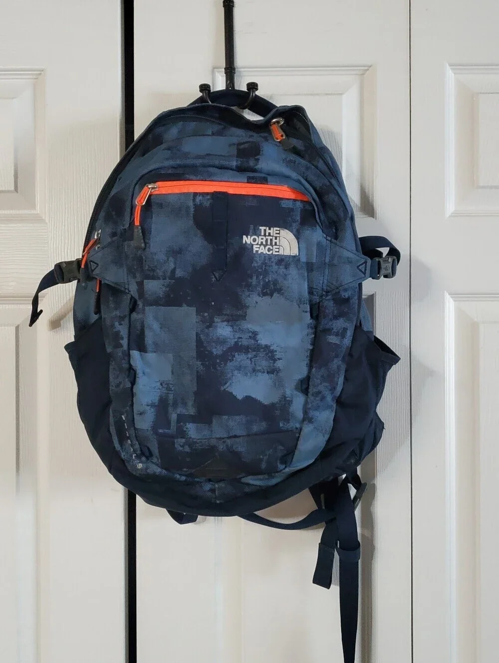 THE NORTH FACE BOREALUS BACKPACK. LAPTON HIKING DAILY USE. COOL BLIE
